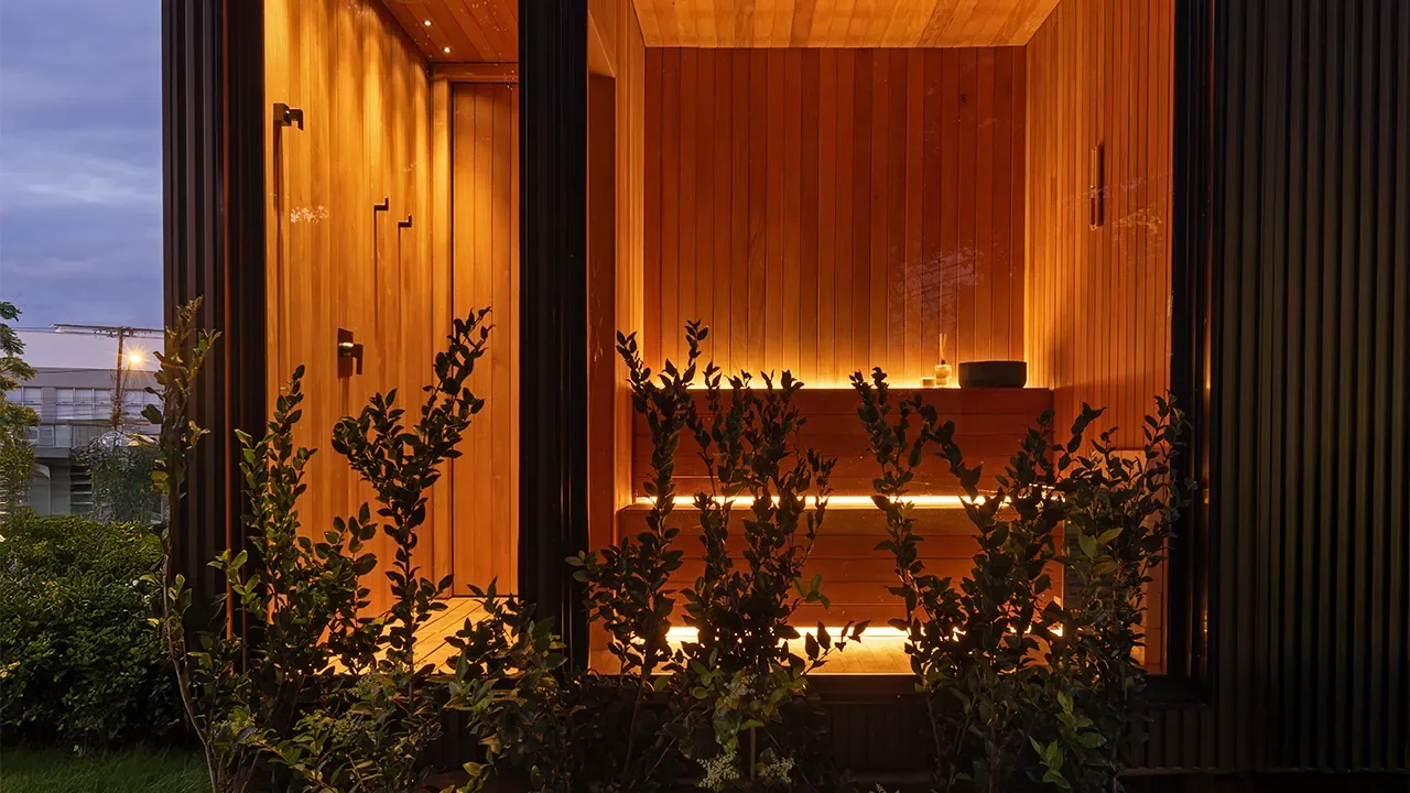 Fita Thermo com luz quente valorizando a fachada de madeira ao entardecer